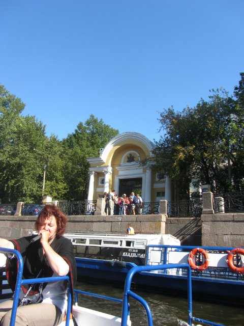 Приглашаем на водную экскурсию по Петербургу