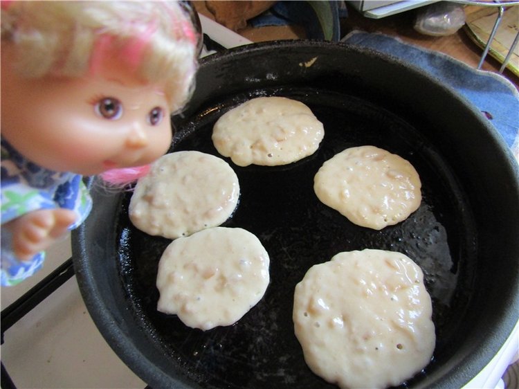 Вкусные у бабушки блинчики-оладушки. С маслом и с вареньем, со сметаной съем я