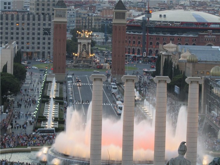 Магический фонтан Монжуика — поющая достопримечательность Барселоны