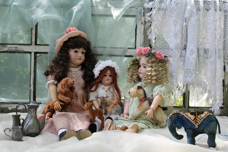 Сестрёнки Кестнер на прогулке