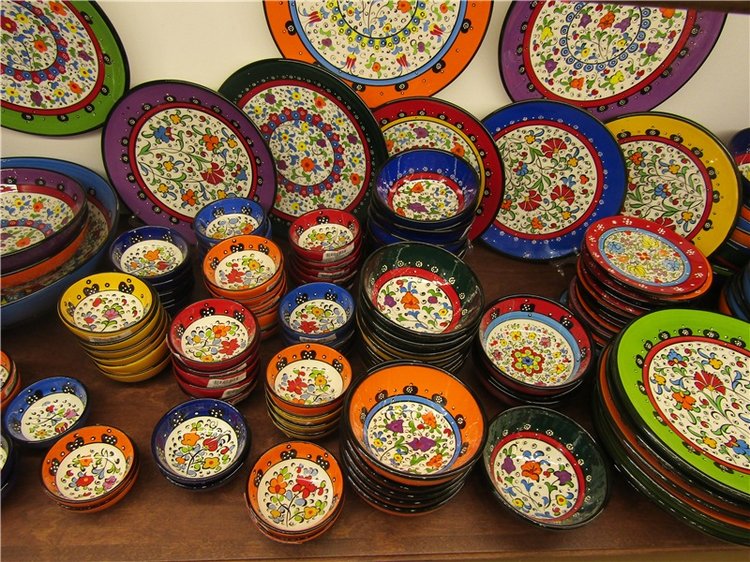 Капустка в посудной лавке с видом на Барселону