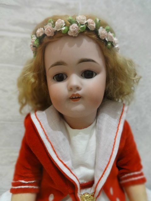 Энн озорная, забавная, любознательная малышка