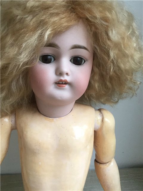 Энн озорная, забавная, любознательная малышка