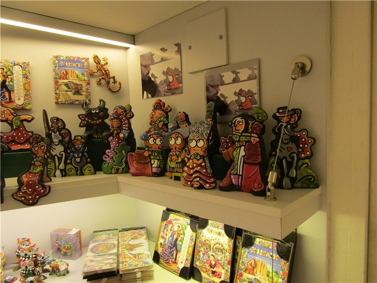 Капустка в посудной лавке с видом на Барселону