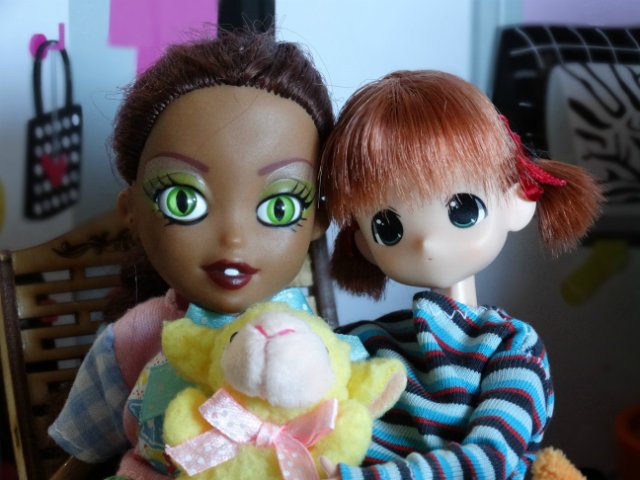 Хорошо, когда у мамы столько кукол и домик для них