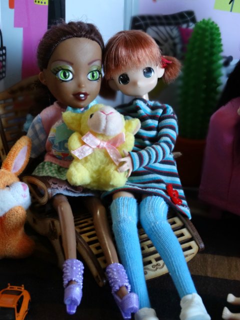 Хорошо, когда у мамы столько кукол и домик для них