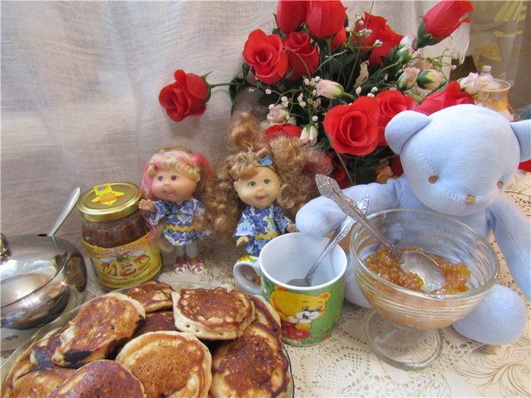 Вкусные у бабушки блинчики-оладушки. С маслом и с вареньем, со сметаной съем я