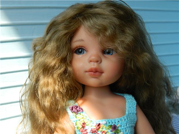 "Кукла превращается..превращается кукла... в очаровательную девочку... с глазами цвета неба...!"