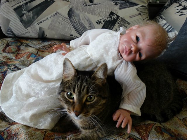 Малышка реборн Пейдж примеряет крестильное платье (фото 7)