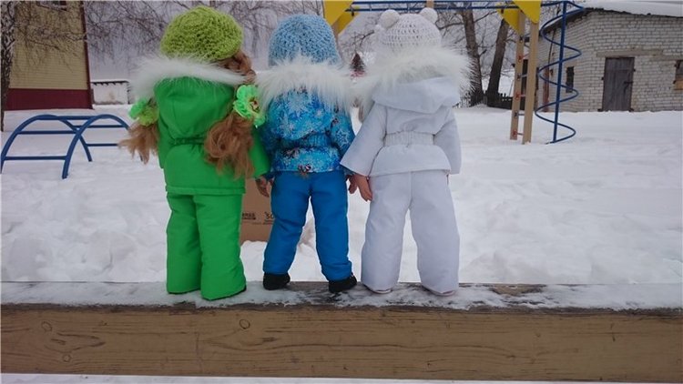 Мы в костюмчиках стоим,скоро Вас мы навестим!Открывайте ворота,выбегает детвора