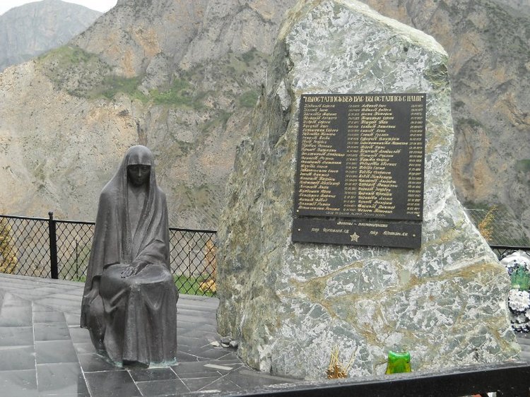 Где находится памятник бодрову. Северная Осетия Кармадонское ущелье памятник. Кармадонское ущелье мемориальная доска. Мемориальная доска Бодрова в Кармадонском ущелье. Памятник Сергею Бодрову в Кармадонском ущелье.