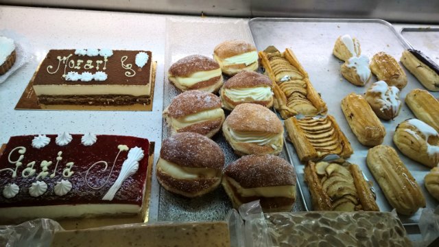 Пегий пёс, бегущий краем моря