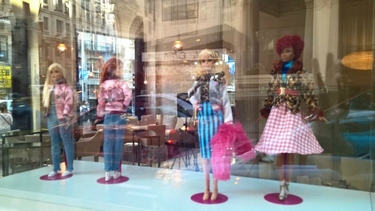 Если муж не соглашается брать в отпуск кукол, выход один — в отпуске купить новых