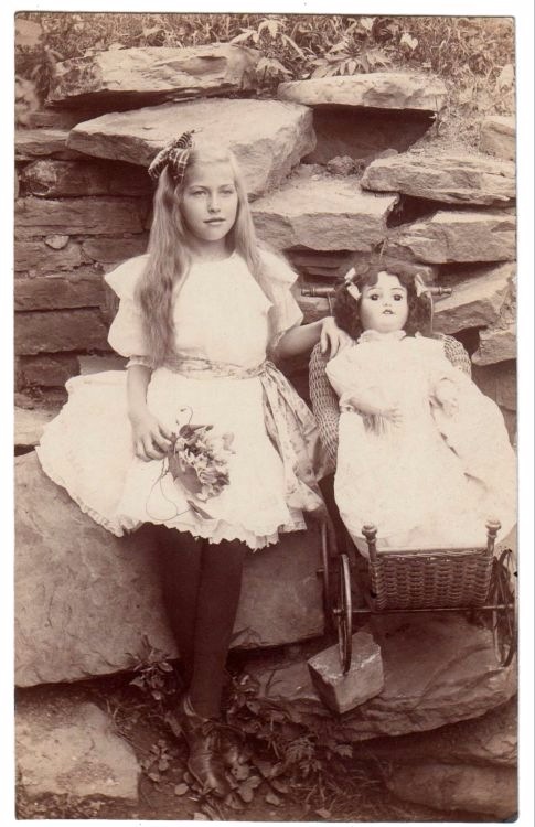 Старый фотоальбом. Девочки и куклы - продолжение