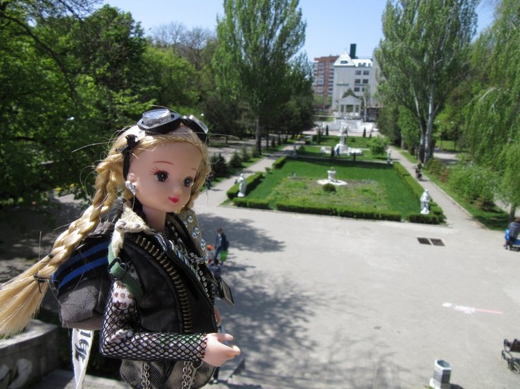 Первое мая. Сложно быть бунтарем, когда ты - милая девочка