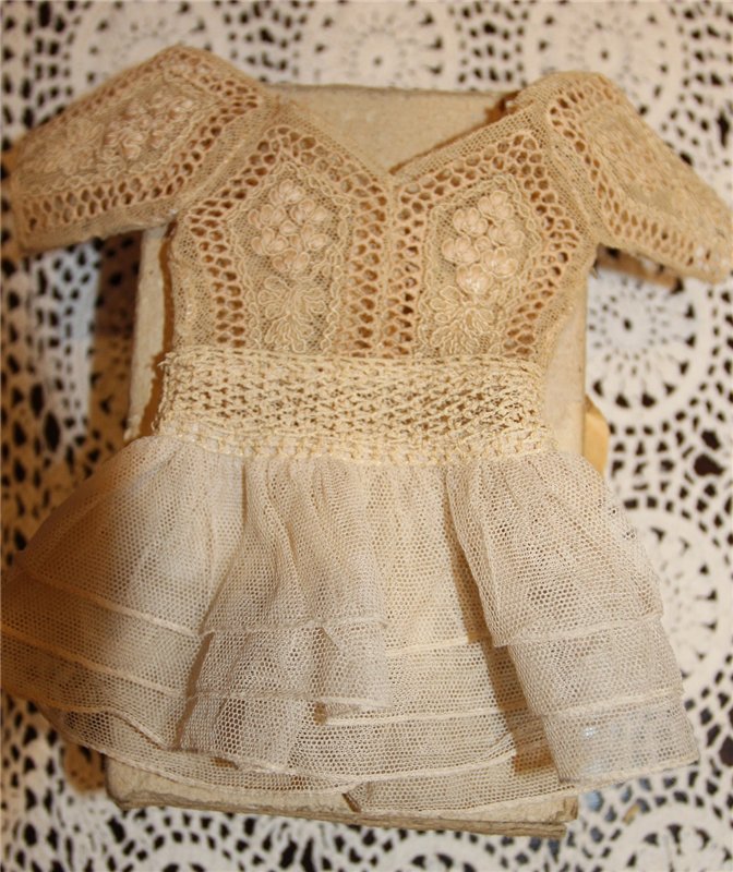 "Meine Tochter ist 6" Антикварный гардероб для карманной куколки (фото 8)