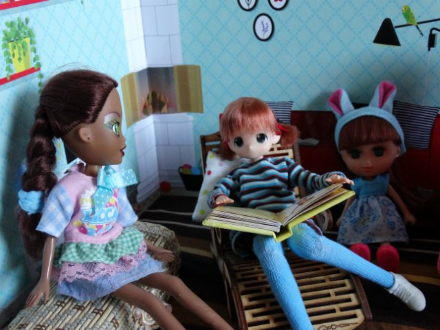 Хорошо, когда у мамы столько кукол и домик для них