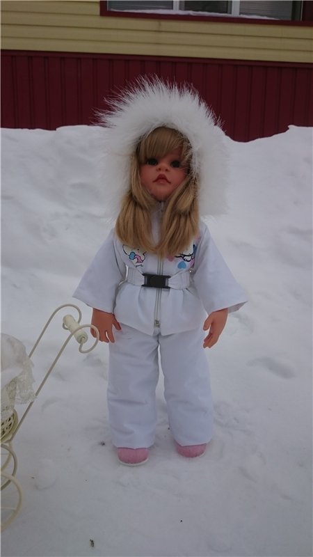 Мы в костюмчиках стоим,скоро Вас мы навестим!Открывайте ворота,выбегает детвора