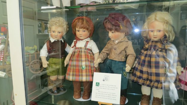 Впервые за 40 лет. День открытых дверей на кукольной фабрике R John Wright. Часть первая: Место, где рождаются куклы и