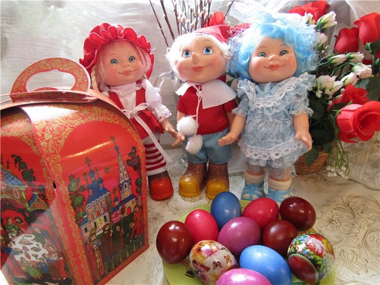 Для каждого найдётся в праздник угощение. Этот день у нас зовётся Светлым Воскресением