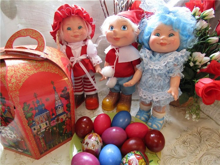 Для каждого найдётся в праздник угощение. Этот день у нас зовётся Светлым Воскресением