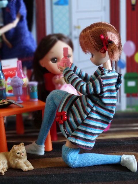 Хорошо, когда у мамы столько кукол и домик для них