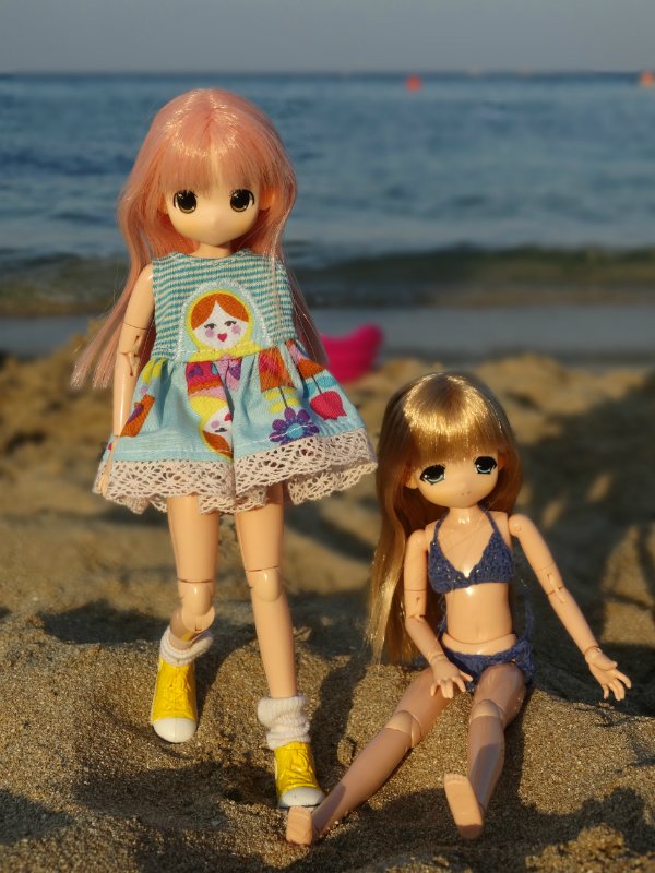 Девочки мамачап на Средиземном море