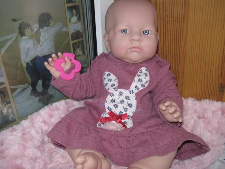 Маленькая Евочка любит наряжаться