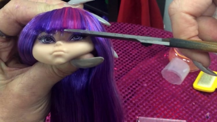 Выстригаем красиво чёлочку кукле