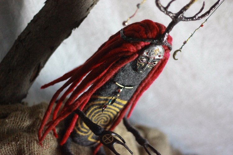 Ведающий шаман - Авторская кукла валянная из шерсти (фото 7)