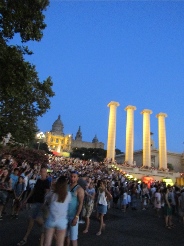 Шоу поющих фонтанов в Барселоне - окунемся с головой