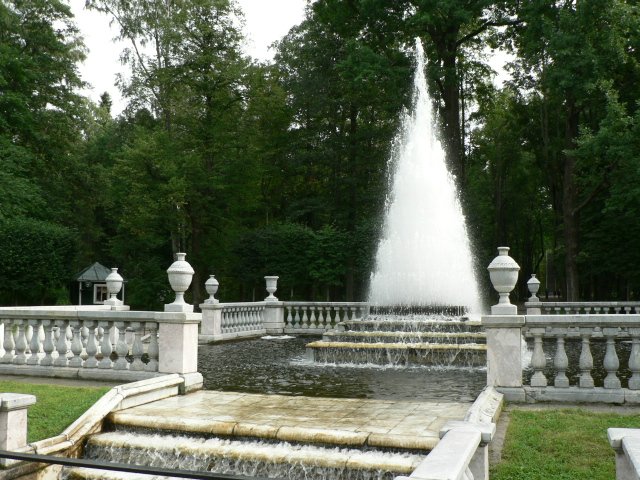 Тучи брызг моря.... Петергоф