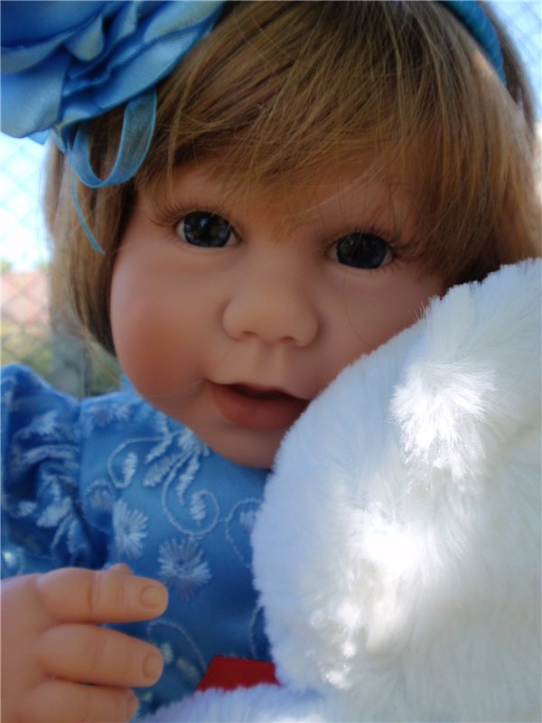 Чудеса с переодеванием продолжаются, моя Люсенька в голубом