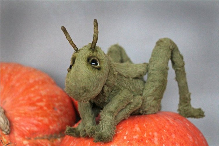 Кузнечик ВиктОр. Авторская игрушка Татьяны Матляк (фото 10)