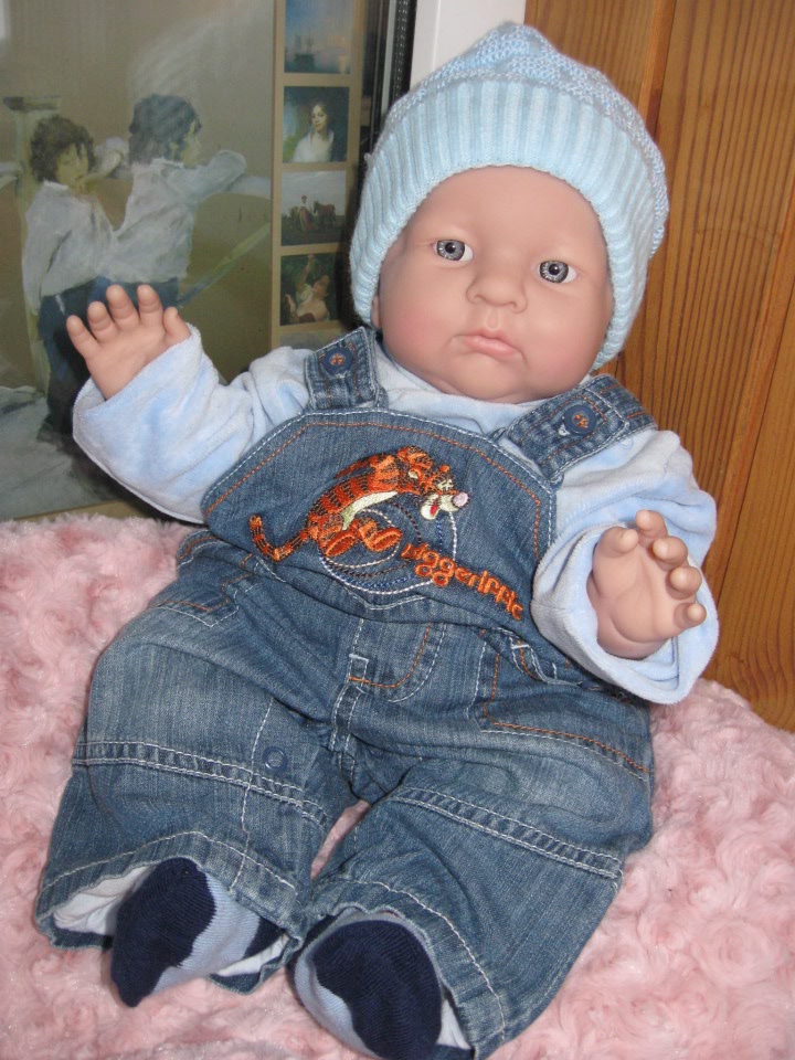 Маленькая Евочка любит наряжаться