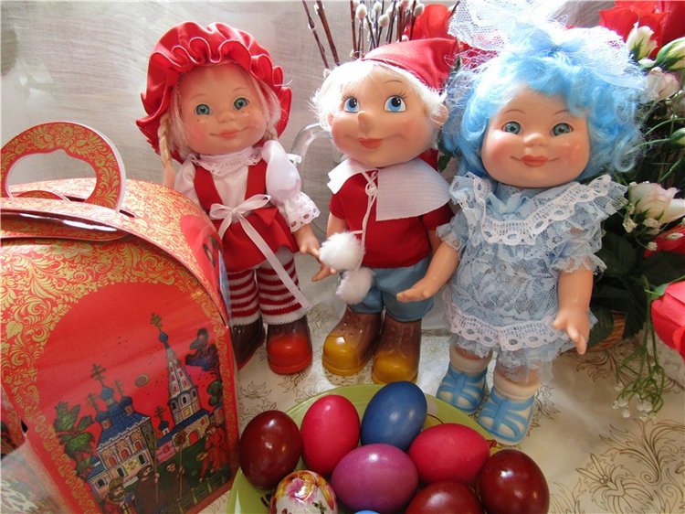 Для каждого найдётся в праздник угощение. Этот день у нас зовётся Светлым Воскресением