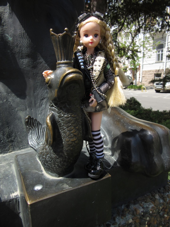 Первое мая. Сложно быть бунтарем, когда ты - милая девочка