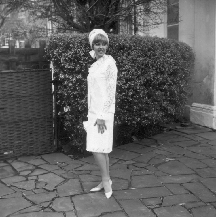 Как менялась мода на свадебные платья