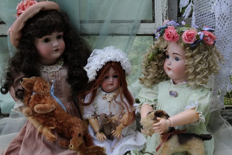 Сестрёнки Кестнер на прогулке