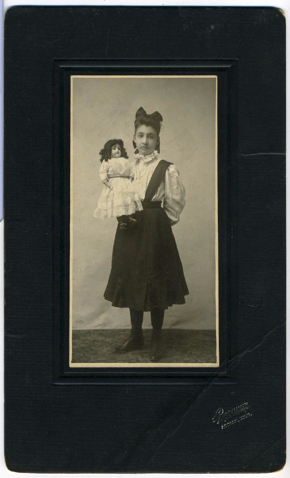 Cтаринные фотографии девочек с куклами