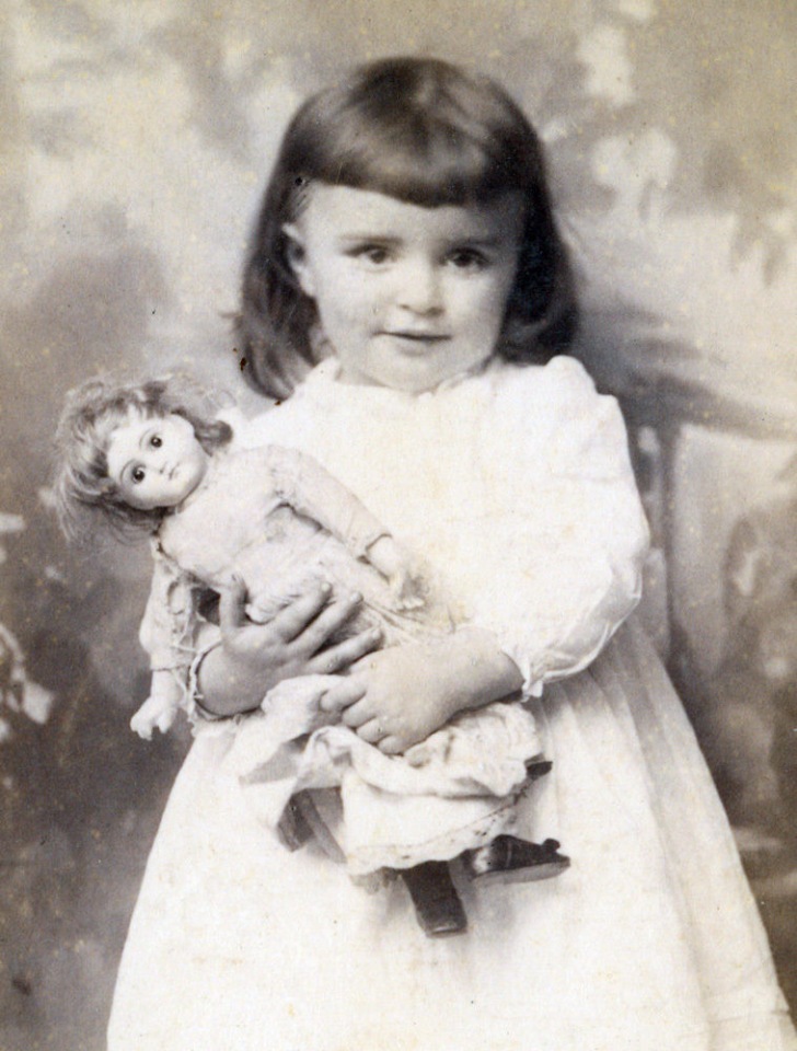 Cтаринные фотографии девочек с куклами