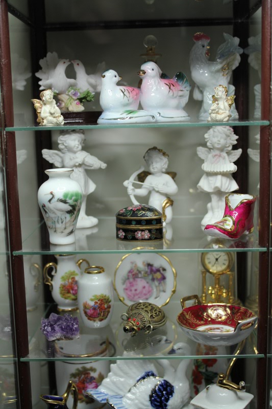 Шкаф-витрина с французским фарфором (фото 6)