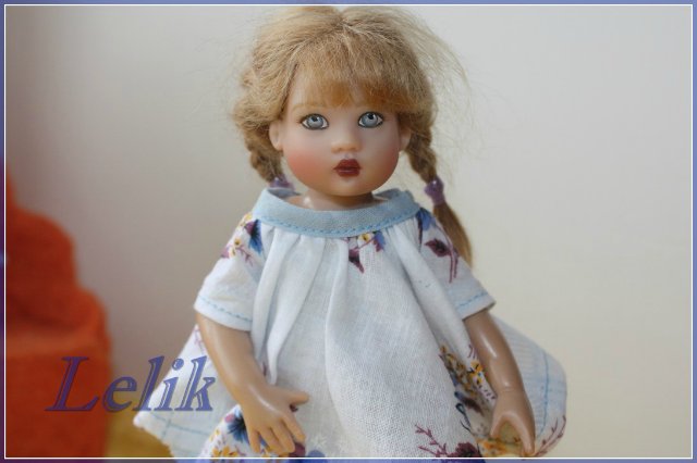 Наш диванчик, или одёжка из платков. Куколки от Helen Kish