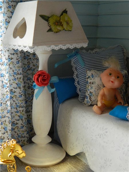 "Кукла превращается..превращается кукла... в очаровательную девочку... с глазами цвета неба...!"