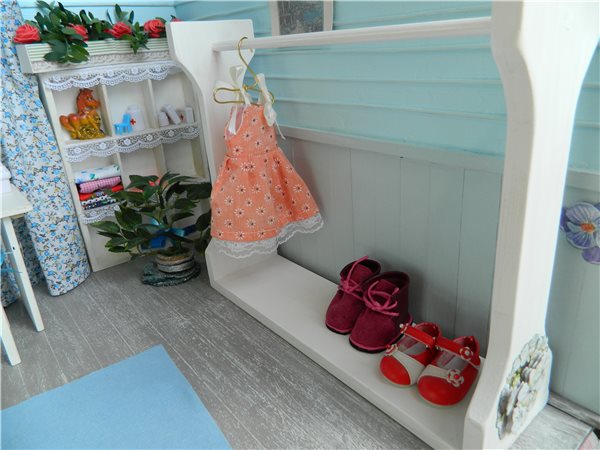 "Кукла превращается..превращается кукла... в очаровательную девочку... с глазами цвета неба...!"