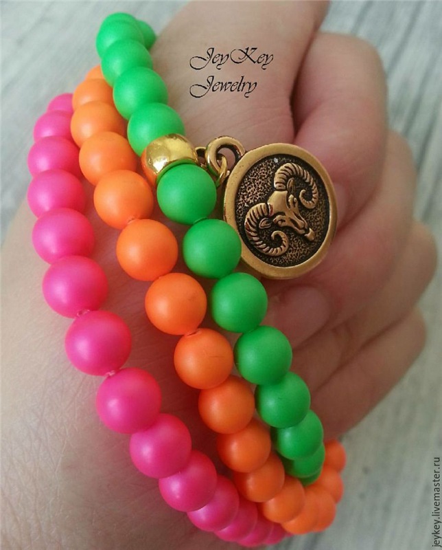 Надели шарики на нити. Красиво очень, посмотрите! Сваровски нашими глазами