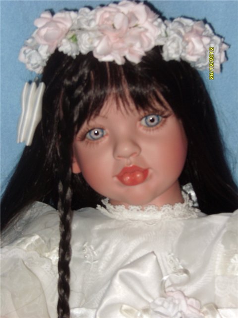 Олицетворение чистоты и невинности. Коллекционная кукла от Fayzah Spanos "Руководящие руки" (фото 2)