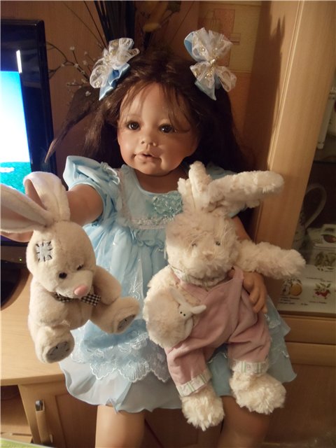 Любите ли Вы Клубничку так, как люблю ее я???? Фарфоровая кукла от Моники Левениг (фото 3)