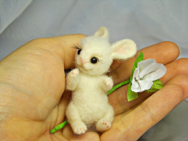 Зайка Подснежник. Авторская игрушка валянием Ольги Чернухо (фото 4)