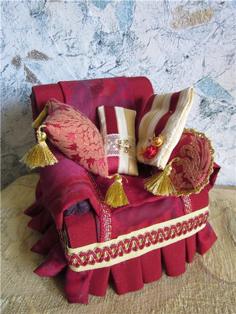 Комплект интерьерных подушек 1:6 и декорирование кукольного кресла (фото 2)